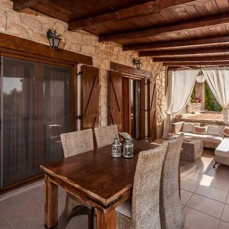 Luxurious Stone House Ferienhaus