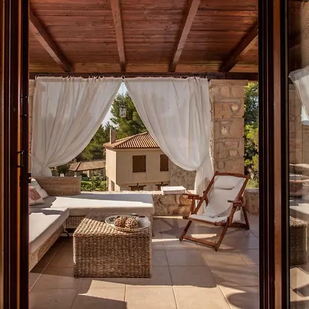 Luxurious Stone House Ferienhaus
